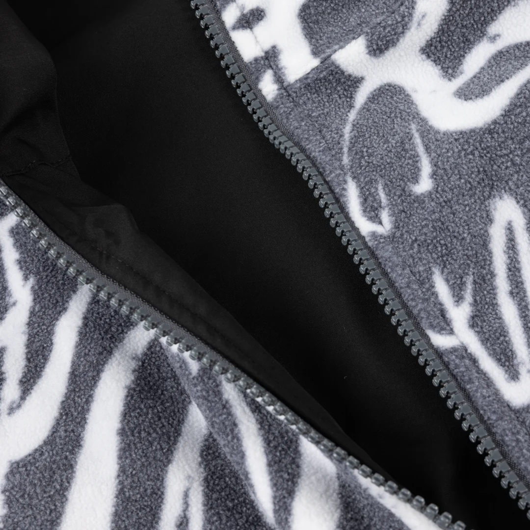 Reversible Chilling Fleece - Image 5
